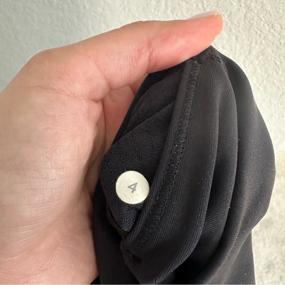 Lululemon Lululemon Outrun 17" Crop
Black size 4 - Picture 12 of 12